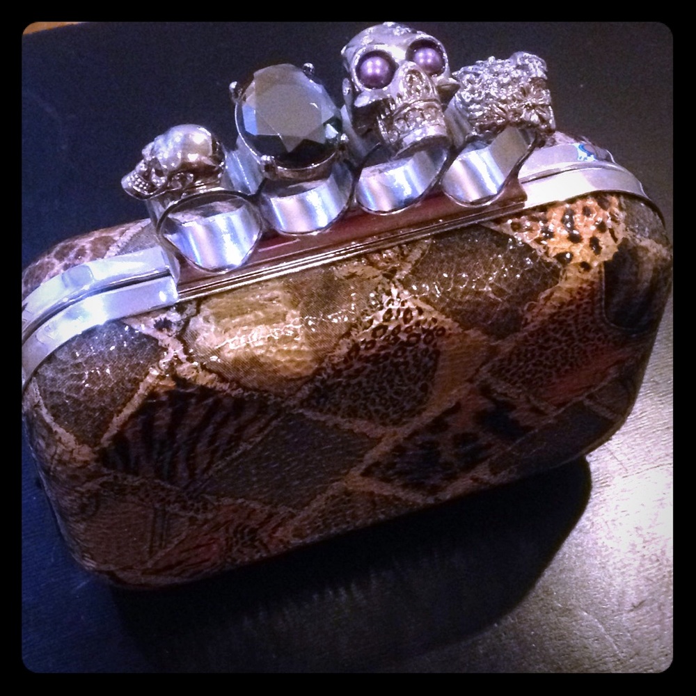 Skull knuckle ring purse